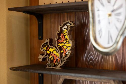 a clock sitting on a shelf next to a clock at 貸切宿 ひととき -Hitotoki- 眺めの良いテラスでBBQが楽しめる 徒歩で海と温泉へ 温泉券プレゼント 最大12名 in Numazu