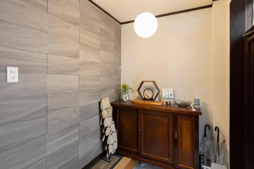 a bathroom with a large stone wall at 貸切宿 ひととき -Hitotoki- 眺めの良いテラスでBBQが楽しめる 徒歩で海と温泉へ 温泉券プレゼント 最大12名 in Numazu