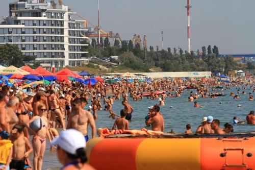 a large crowd of people at the beach at Квартира премиум класса у побережья 80кв in Chornomorsk