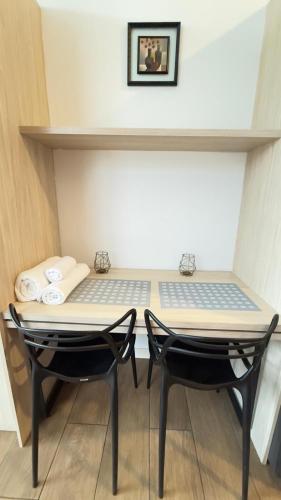 a table with two chairs and a bed in a room at Luxury Suite at Cumbaya Park in Quito
