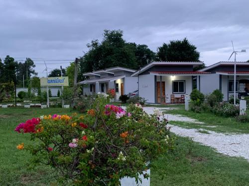 a building with flowers in front of it at KHUN CHUAT'S HOUSE in Ban Nong Ben