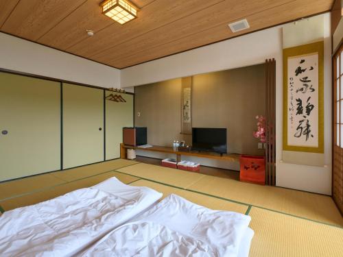 Televisyen dan/atau pusat hiburan di Godere hotel Fujisanakako Tabist