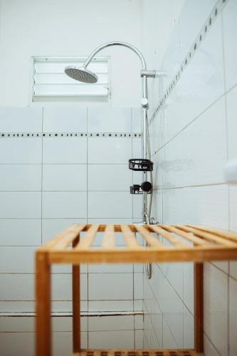 a bathroom with a sink and a shower at Kaz a ti Piéwo in Les Abymes