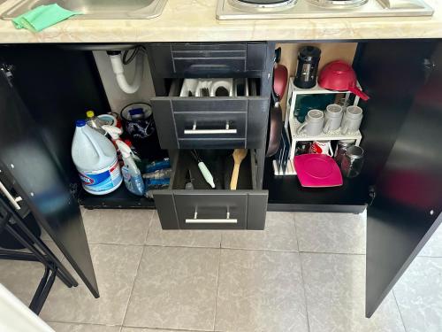 Una cocina o cocineta en Room in modern apartment with garden