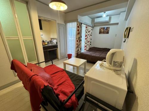a small room with a bed and a room with a bed sqor at 京橋プルトンビル in Osaka