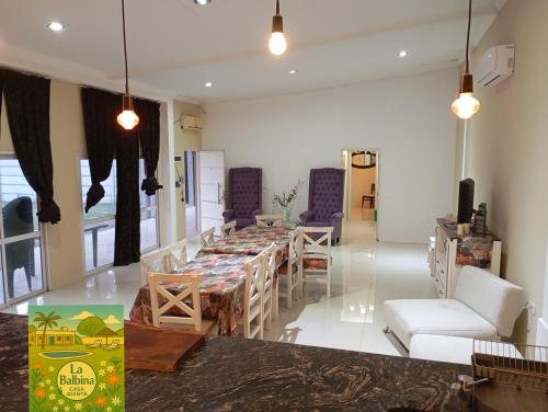 ein Wohnzimmer mit einem langen Tisch und Stühlen in der Unterkunft La Balbina Casa Quinta Corrientes in Santa Ana