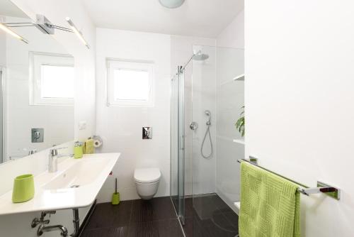 Bilik mandi di Apartments Salona