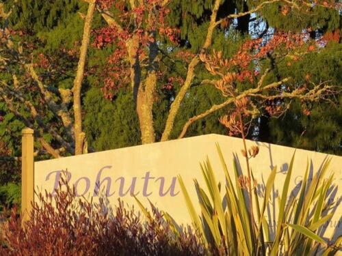 Κήπος έξω από το Pohutu Lodge Motel