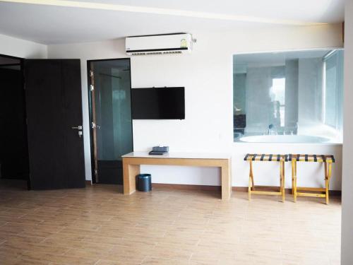 Televisyen dan/atau pusat hiburan di The Vista Hotel By Satit Group
