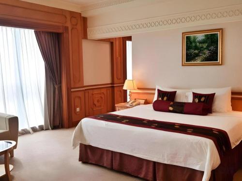 Postel nebo postele na pokoji v ubytování The Rizqun International Hotel