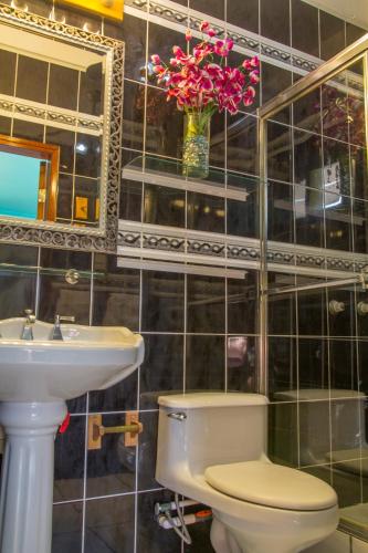 Bilik mandi di Sea Eye Hotel - Tropical Building