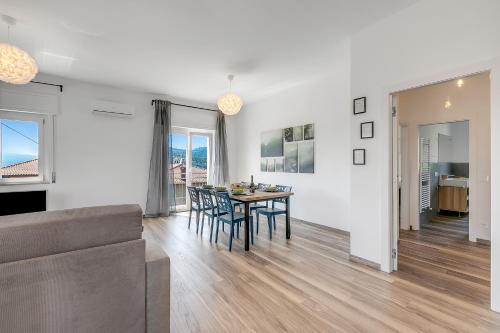 Una sala de estar con una mesa y un comedor. en Casa Tramonti - Happy Rentals, en Gemonio