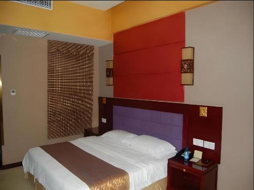 Postel nebo postele na pokoji v ubytování Dengfeng Chanwu Hotel