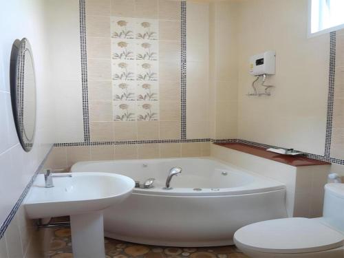 Ένα μπάνιο στο Chodkamol Place 57