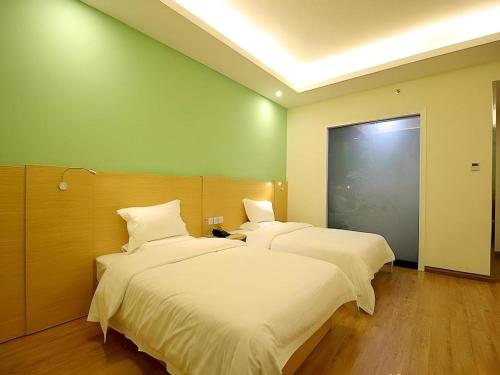 Postel nebo postele na pokoji v ubytování 7 Days Inn Fucheng Wu Gongci Gaodeng East Street Binjiang Road