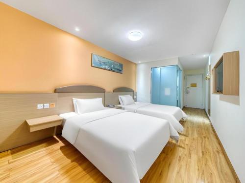 Ένα ή περισσότερα κρεβάτια σε δωμάτιο στο 7 Days Inn Ya'an Langqiao Pedestrian Street Center