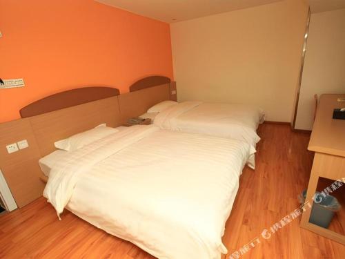 Ένα ή περισσότερα κρεβάτια σε δωμάτιο στο 7 Days Inn Ya'an Langqiao Pedestrian Street Center