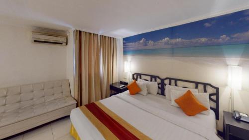 Giường trong phòng chung tại Grand Hotel Surabaya