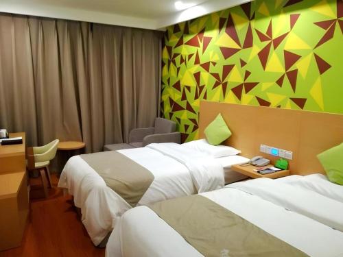 Postel nebo postele na pokoji v ubytování Vatica Hotel Xuzhou Suining Dognhuan Island East Bus Station