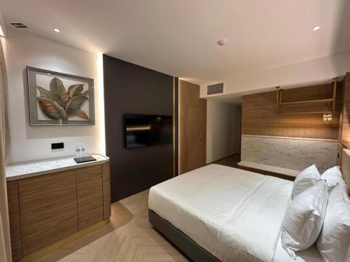 Кровать или кровати в номере Grand City Hotel
