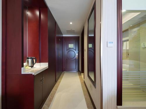 un pasillo con una puerta azul en una casa en Vienna Shanghai Chongming Changxing Island, en Dongxing