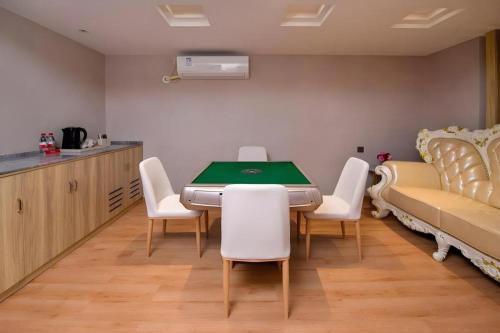 a room with a ping pong table and chairs at danfeng kelly hotel in Shenzhen