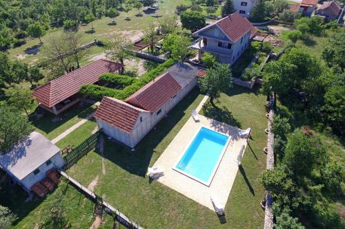 uma vista aérea de uma casa com piscina em Agrotourism Galic Krka em Drinovci