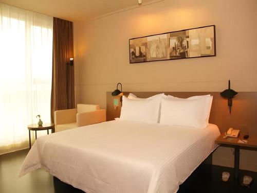 Ένα ή περισσότερα κρεβάτια σε δωμάτιο στο Jinjiang Inn Select Xixian New Distict Century Avenue