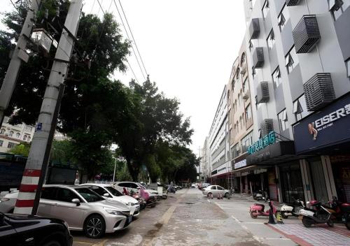 a city street with cars parked on the street at City Comfort Inn Beiliu Yongfeng Plaza Chengnan Bus Station in Yulin