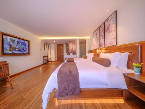 a large bedroom with a large bed in a room at James Joyce Coffetel Wuhan Gutian Er Road Metro Station in Wuhan