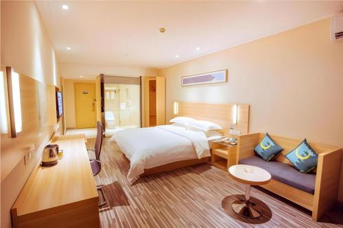 una camera d'albergo con un letto e un divano di City Comfort Inn Nanning Wuyi Road Department of Motor Vehicles a Nanning