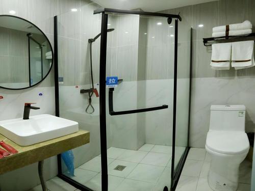 une salle de bain avec douche, lavabo et toilettes dans l'établissement Thank Inn Hotel Guangxi Qinzhou Lingshan Renhe, à Lingshan