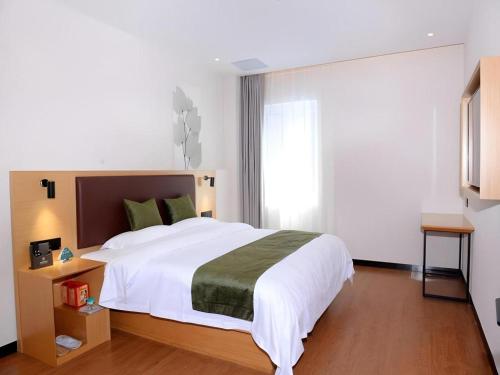 Katil atau katil-katil dalam bilik di Green Tree Inn Express Xingtai Guangzong Development Zone Xingqing Road