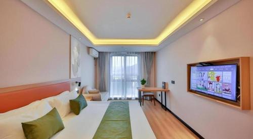 Μια τηλεόραση ή/και κέντρο ψυχαγωγίας στο Green Tree Inn Express Zhejiang Zhoushan Xincheng Zheda