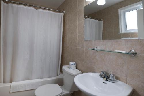 Bilik mandi di Century Motel