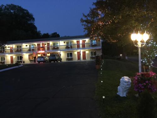 a building with a street light in front of it at Cozy Corner Motel in Williamstown