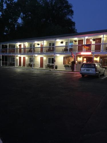 a building with a car parked in front of it at Cozy Corner Motel in Williamstown