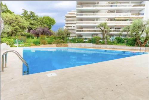 une piscine devant un immeuble dans l'établissement CANELLE- Beau 2p,tout confort, vue mer, piscine, à Antibes