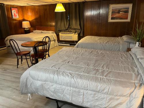 a hotel room with two beds and a table and chairs at Superlodge in Dover