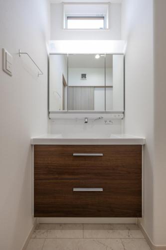 a bathroom with a sink and a mirror at Villa Cangrejo in Shiraoi