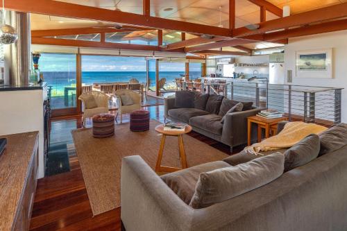 Ruang duduk di Heron House - Beachfront Blueys Beach