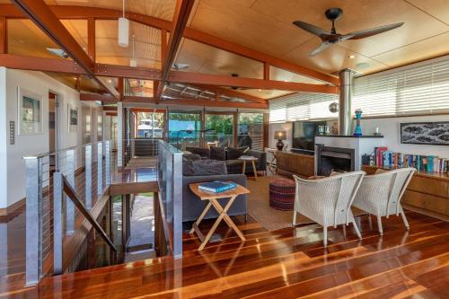 Ruang duduk di Heron House - Beachfront Blueys Beach