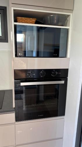 a microwave oven sitting inside of a kitchen at Grand logement 2 en 1 à Boucan Canot Plage in Saint-Gilles les Bains
