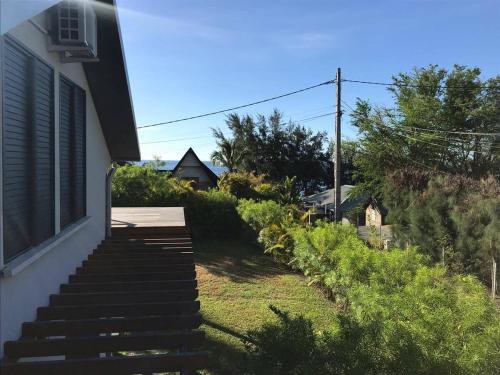 a set of stairs leading to a house at Grand logement 2 en 1 à Boucan Canot Plage in Saint-Gilles les Bains
