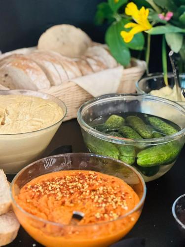 una mesa cubierta con tazones de comida y hortalizas en Górski Kompleks Turystyczny Czeszka i Słowaczka, en Świeradów-Zdrój