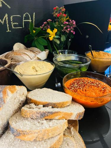 una mesa cubierta con pan y tazones de comida en Górski Kompleks Turystyczny Czeszka i Słowaczka, en Świeradów-Zdrój