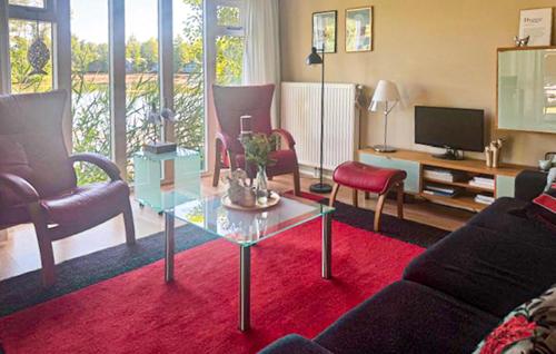 TV a/nebo společenská místnost v ubytování Cozy Home In Oosterwolde With House Sea View