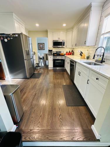 Dapur atau dapur kecil di The Soft Landing Elle's Home Near NYC