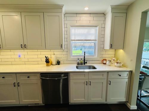 Dapur atau dapur kecil di The Soft Landing Elle's Home Near NYC