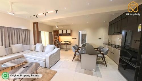 Η κουζίνα ή μικρή κουζίνα στο For NRI by NRI Penthouse A3 903
